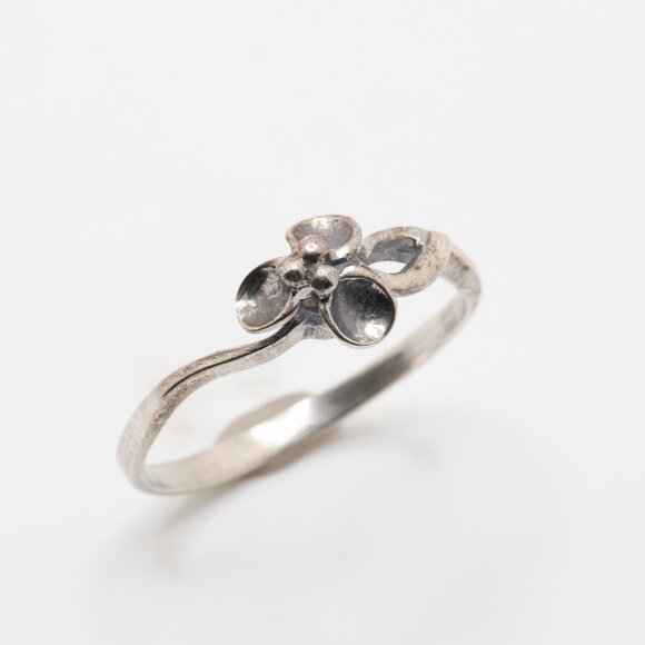 Vintage Sterling Silver Flower Ring - Picture 2 of 11